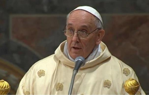 Francisco: "Obispos, cardenales y papas somos mundanos cuando caminamos y edificamos sin la Cruz"