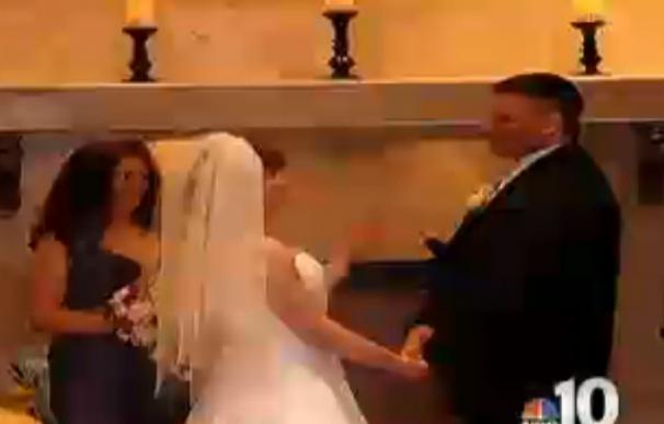 Lori Stilley y su marido durante la celebración de su boda.