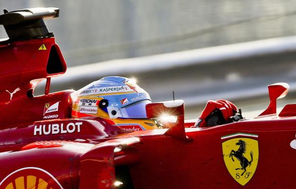 Alonso minimiza el riesgo de quedarse sin volante en 2015