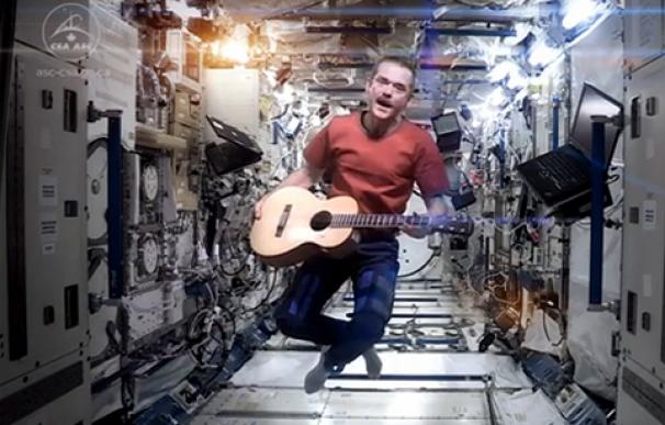 Chris Hadfield se despide cantando Space Oddity desde el espacio
