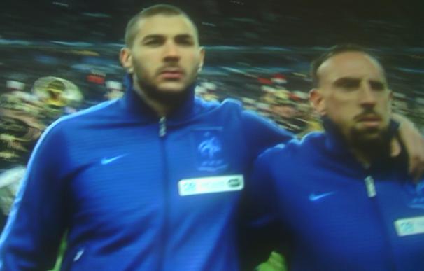 Ni Benzema ni Ribery cantaron el himno francés ante España