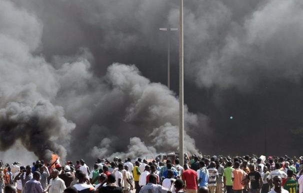 Una humareda se eleva desde el Parlamento de Burkina Faso en Ougadougou