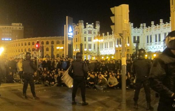 Posada llama al orden a los diputados de ERC e IU por exhibir pancartas contra los altercados en Valencia