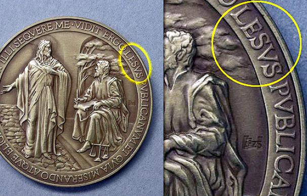 La medalla del pontificado de Francisco retirada por un error en la palabra Jesús