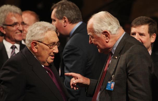 Ewald-Heinrich Von Kleist dialoga con Henry Kissinger en 2009