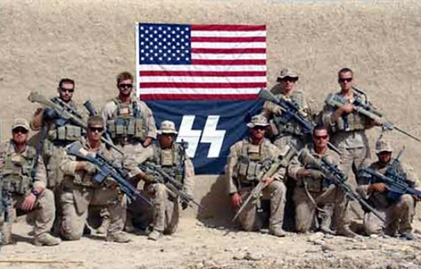 Un grupo de marines estadounidenses posa con la bandera nazi de las SS (AFP)