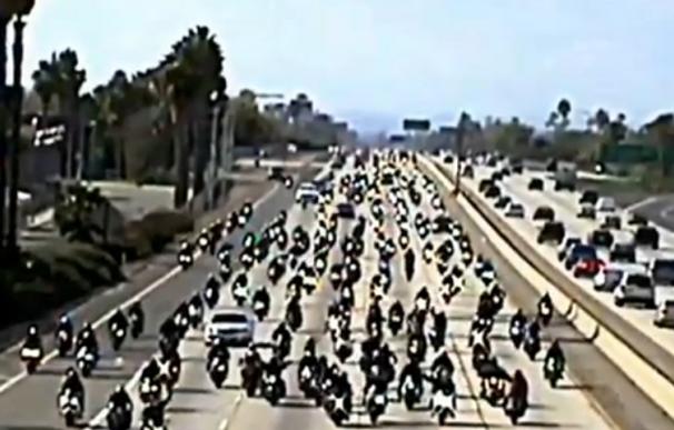 Momento en el que el grupo de los moteros corta la autopista I-10 en California.