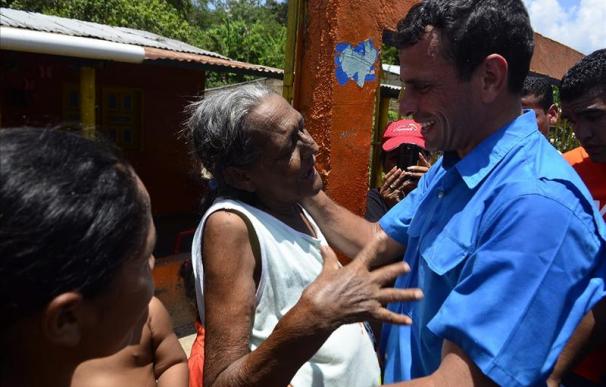 Capriles busca el debate con Chávez a falta de un mes para las elecciones