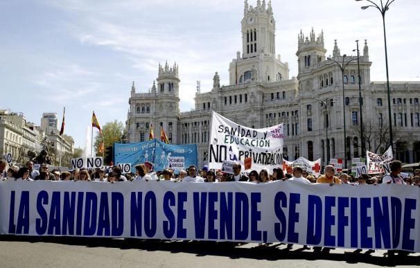 Profesionales sanitarios consultan a los madrileños sobre la privatización