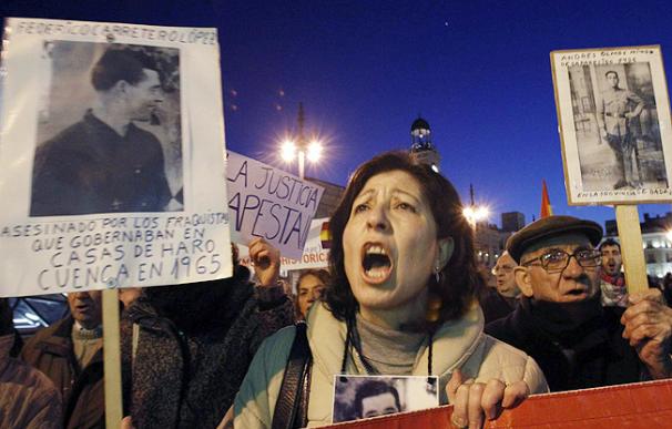 Centenares de manifestantes apoyan a Garzón en la Puerta del Sol: "Garzón amigo, el pueblo está contigo"