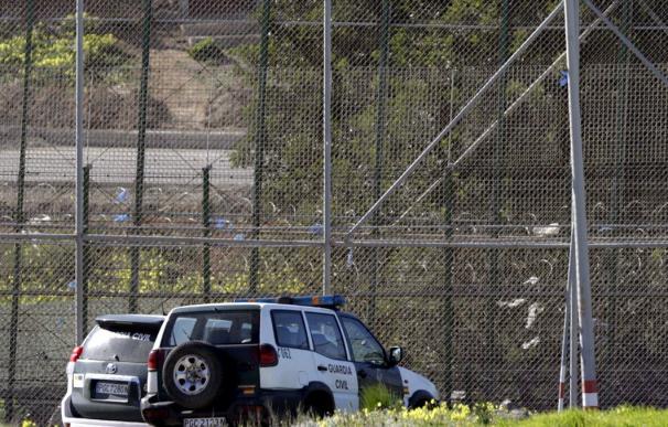 Decenas de inmigrantes entran en Melilla en un nuevo asalto masivo a la valla