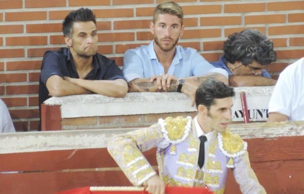 Sergio Ramos disfruta de su pasión por los toros de la mano de su amigo Talavante