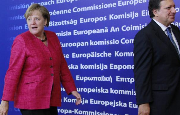 Merkel dispuesta a recapitalizar bancos y revisar términos del rescate griego