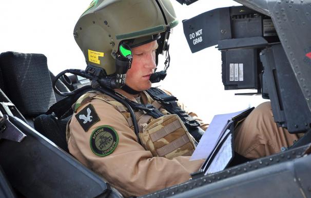 El príncipe Enrique obtiene el título de piloto de helicópteros "Apache"