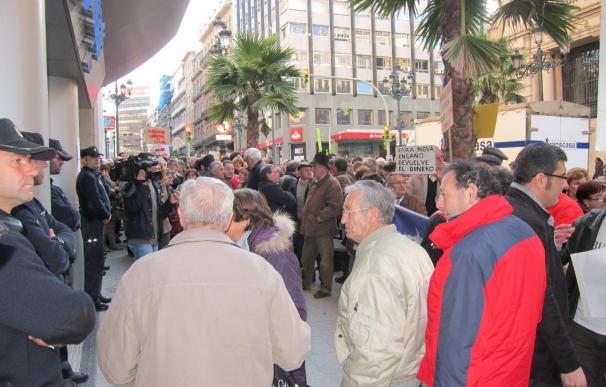 Afectados por las participaciones preferentes intentan entrar en la oficina principal de Novagalicia en Vigo