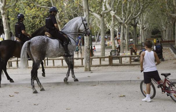 Agentes de Policía a caballo patrullan en el Parque Calero, en Madrid.