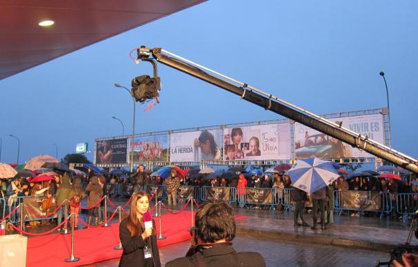 Figurantes protestan a la entrada de la gala y descenas de personas esperan a las estrellas pese a la lluvia