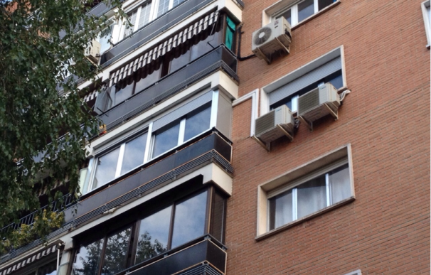Fotografía de la fachada en la que se puede ver las ventanas del piso de Hortaleza (la ventana con dos aparatos de aire)
