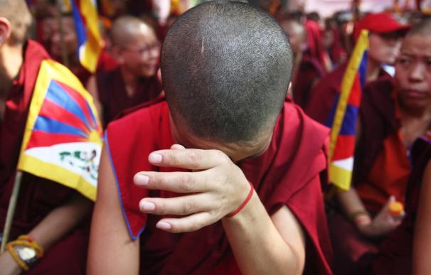 China acusa al Dalái Lama de terrorista por "glorificar" las inmolaciones