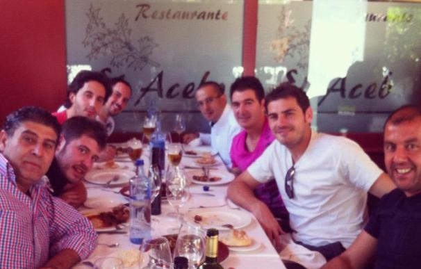 Iker Casillas disfruta de una comida entre amigos