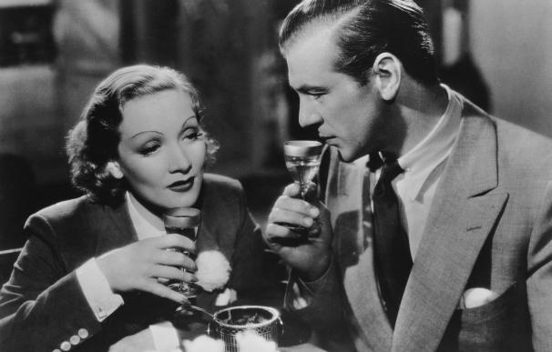 Marlene Dietrich y Gary Cooper bebiendo en la película 'Desire' - Foto: Getty