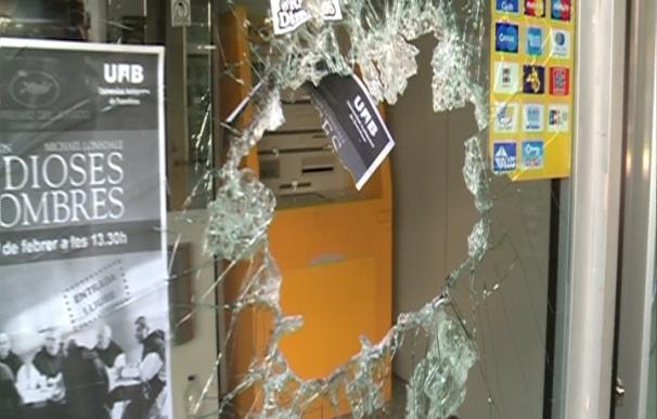Destrozan una entidad bancaria y una tienda de ropa ubicadas en el campus de la Universidad Autónoma de Barcelona