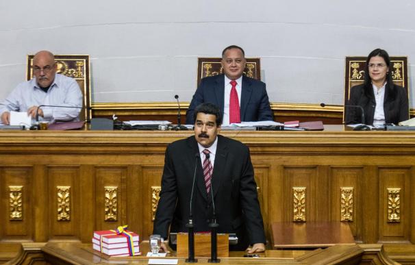 Maduro reconoce el golpe duro del cáncer de Chávez en su informe de gestión