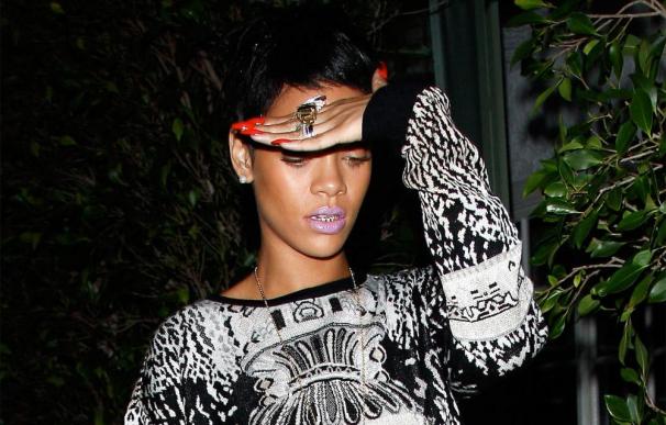 Rihanna se apunta a la moda de los dientes de oro