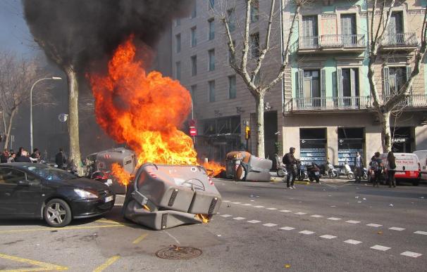 Barcelona calcula en 18.000 euros los desperfectos en mobiliario tras la protesta estudiantil