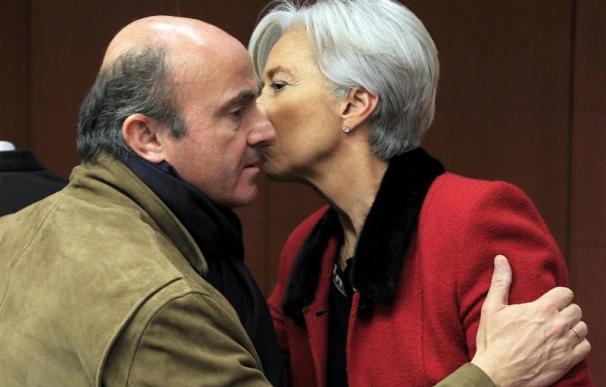 El ministro de economía español, Luis de Guindos (I), saluda a la jefa del Fondo Monetario Internacional (FMI), Christine Lagarde,