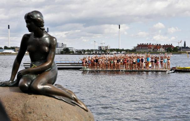 La Sirenita, símbolo de Copenhague, celebra un siglo de existencia azarosa
