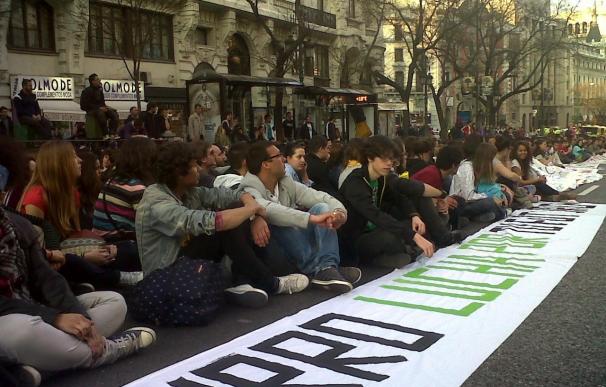 Varios centenares de estudiantes universitarios se manifiestan en Madrid en apoyo a la huelga general