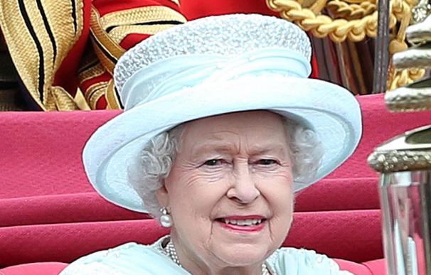 Isabel II ofrece un puesto de relojero por 38.000 euros al año