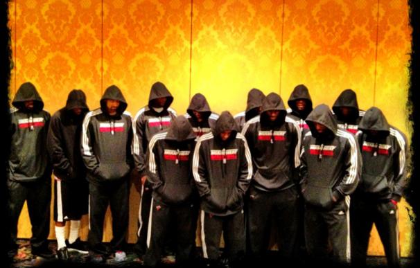 Jugadores del Miami Heat posan con la capucha puesta por la muerte del adolescente Trayvon Martin