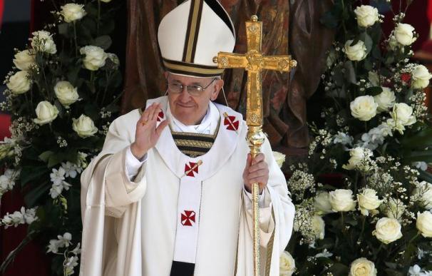 Papa marca tono de pontificado más humilde, pide defensa de los débiles