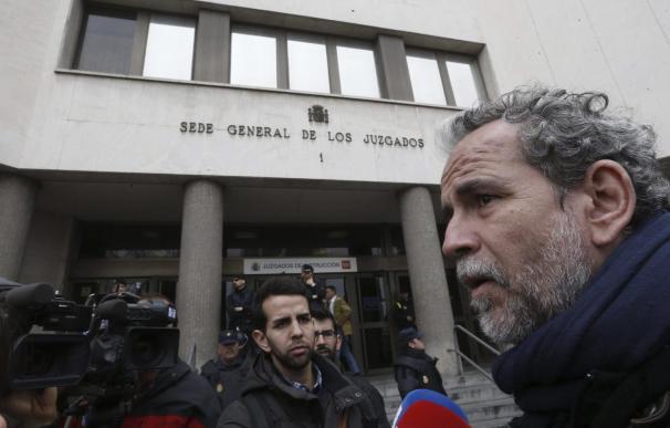 El actor Willy Toledo hizo declaraciones a los medios a la puerta de los juzgados de plaza de Castilla.