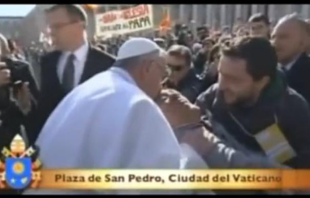 El Papa Francisco saluda a Cesare Cicconi. FOTO: Youtube.