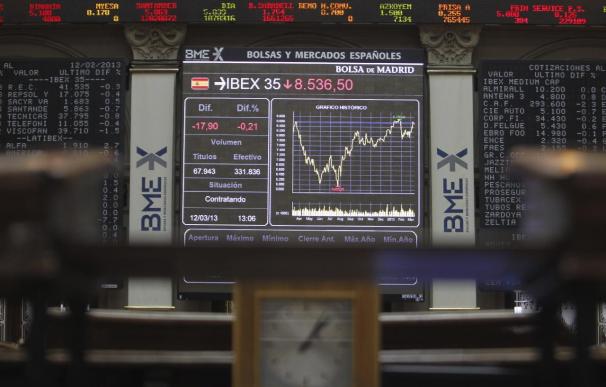 El Ibex recoge beneficios mientras la prima de riesgo rompe los 340 puntos