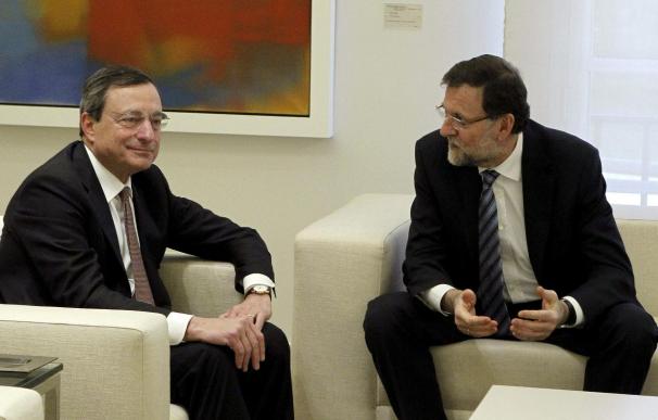 El presidente del gobierno, Mariano Rajoy (d), conversa con el presidente del BCE, Mario Draghi, durante una reciente reunión en el Palacio de La Moncloa, en Madrid.