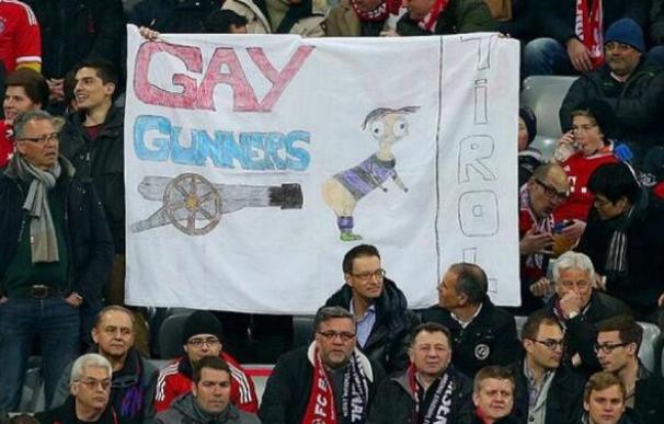Pancarta contra los seguidores del Arsenal