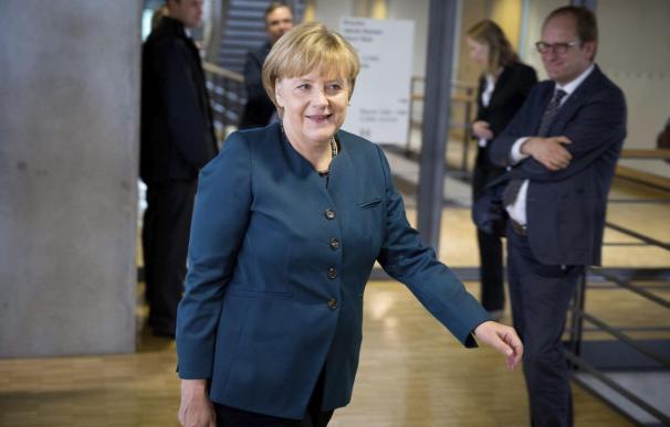 Merkel acelera la definición del nuevo socio mientras gobierna a medio gas