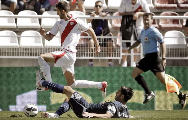 Spahic intenta detener a Baptistao durante el partido entre Rayo y Sevilla
