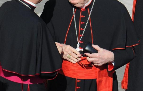 El papa se cruza con un cardenal acusado de encubrir a curas pederastas