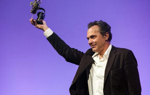 El actor José Coronado posa con premio de honor durante la gala de entrega de premios San Pancracio 2013