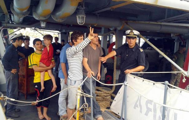 Una nueva barcaza con 137 inmigrantes a bordo llega a Lampedusa