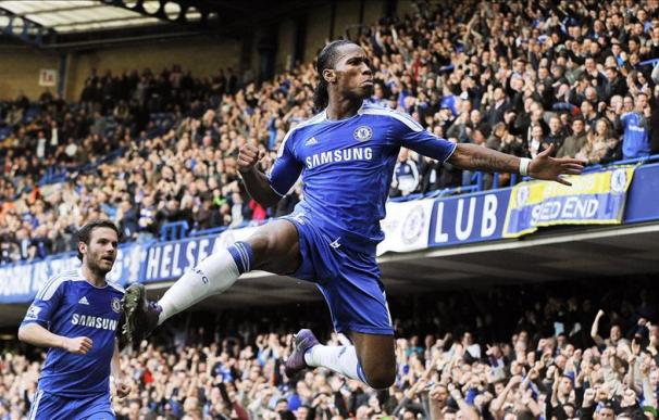 Drogba mantiene al Chelsea en la lucha con su gol número 100 en la Premier