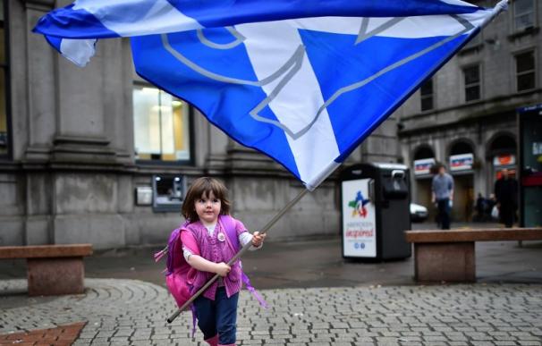 Una niña ondea la bandera escocesa en las calles de Aberdeen, Escocia a pocos días del referéndum