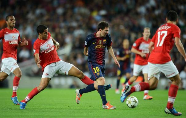 Messi, rodeado de rivales en el Barcelona - Spartak