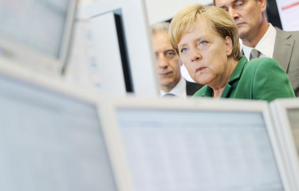 Angela Merkel observa los monitores del EEX (imagen de archivo)