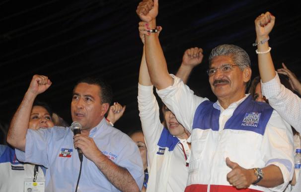 El candidato opositor salvadoreño pide revisar "voto por voto"